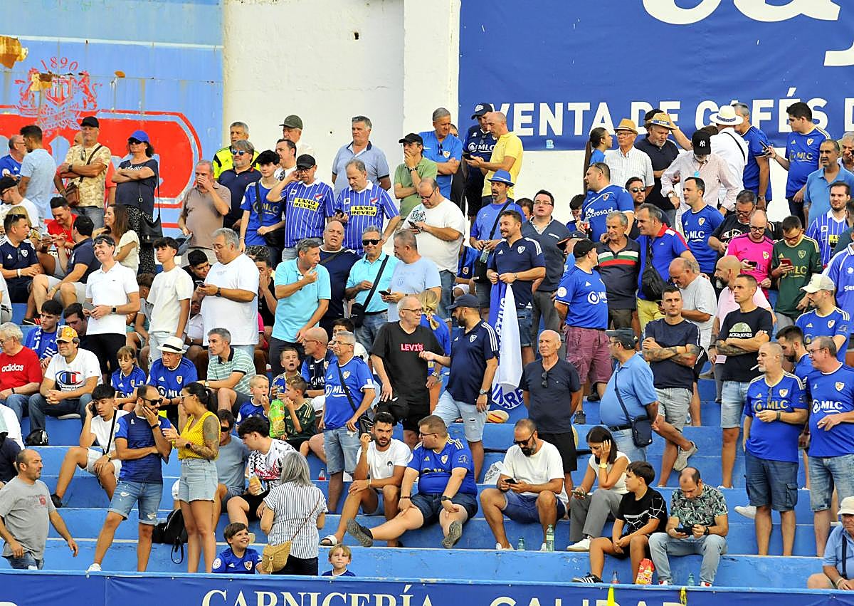 Imagen secundaria 1 - Gol de Isra Cano, la afición local en Linarejos y Mauro Lucero siendo atendido