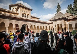 Visitantes en la Alhambra.