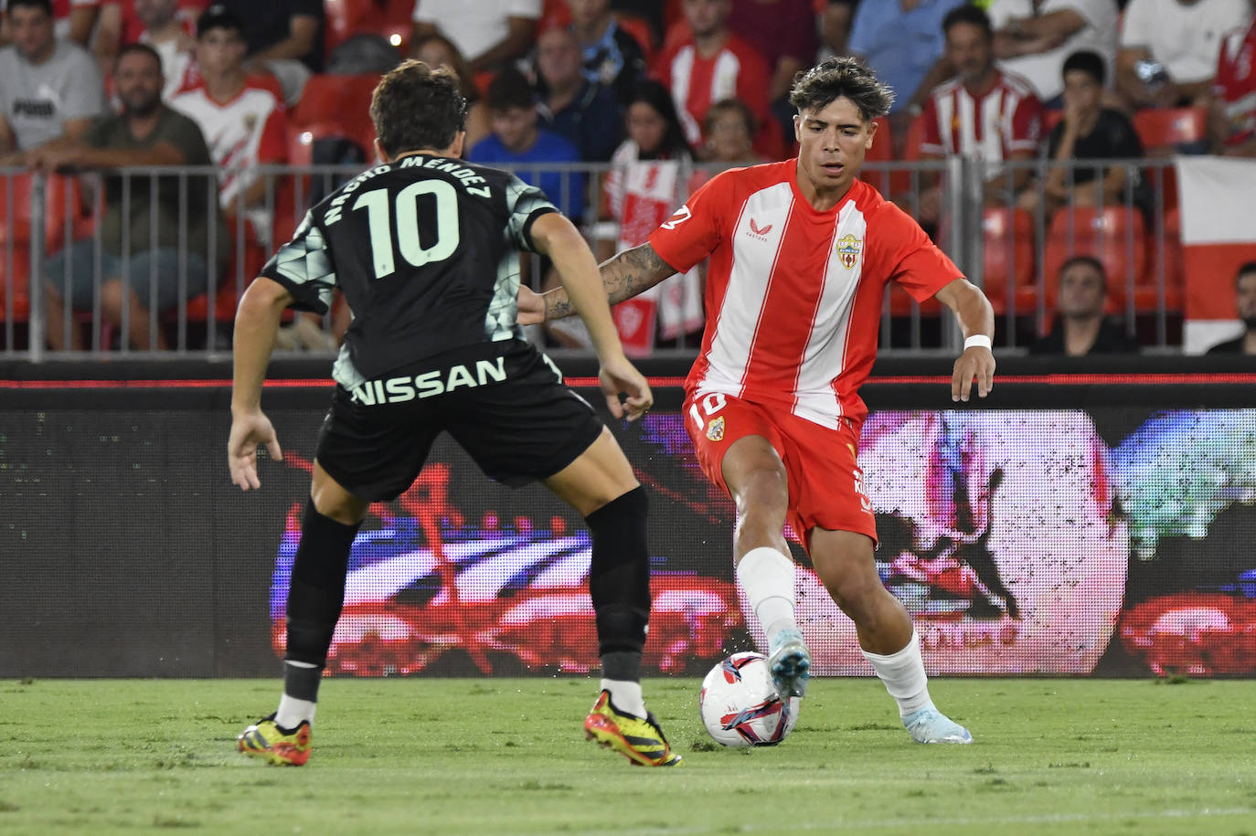 Nico Melamed encara a Nacho Méndez para crear superioridad arriba.