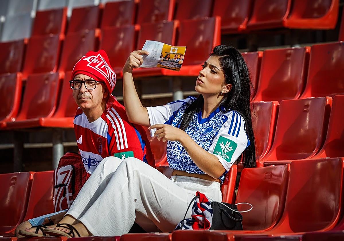 Una aficionada del Granada se abanica en el último partido.
