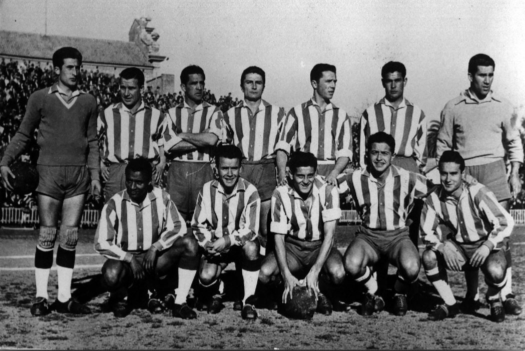 Formación del Granada CF que se enfrentó al Levante en la temporada 1956/1957 con Piris, Vicente, Suárez, Pérez Andreu, Baena, Rius, Candi, Ben Barek, Olalla, Navarro, Guerrero y Vidal.