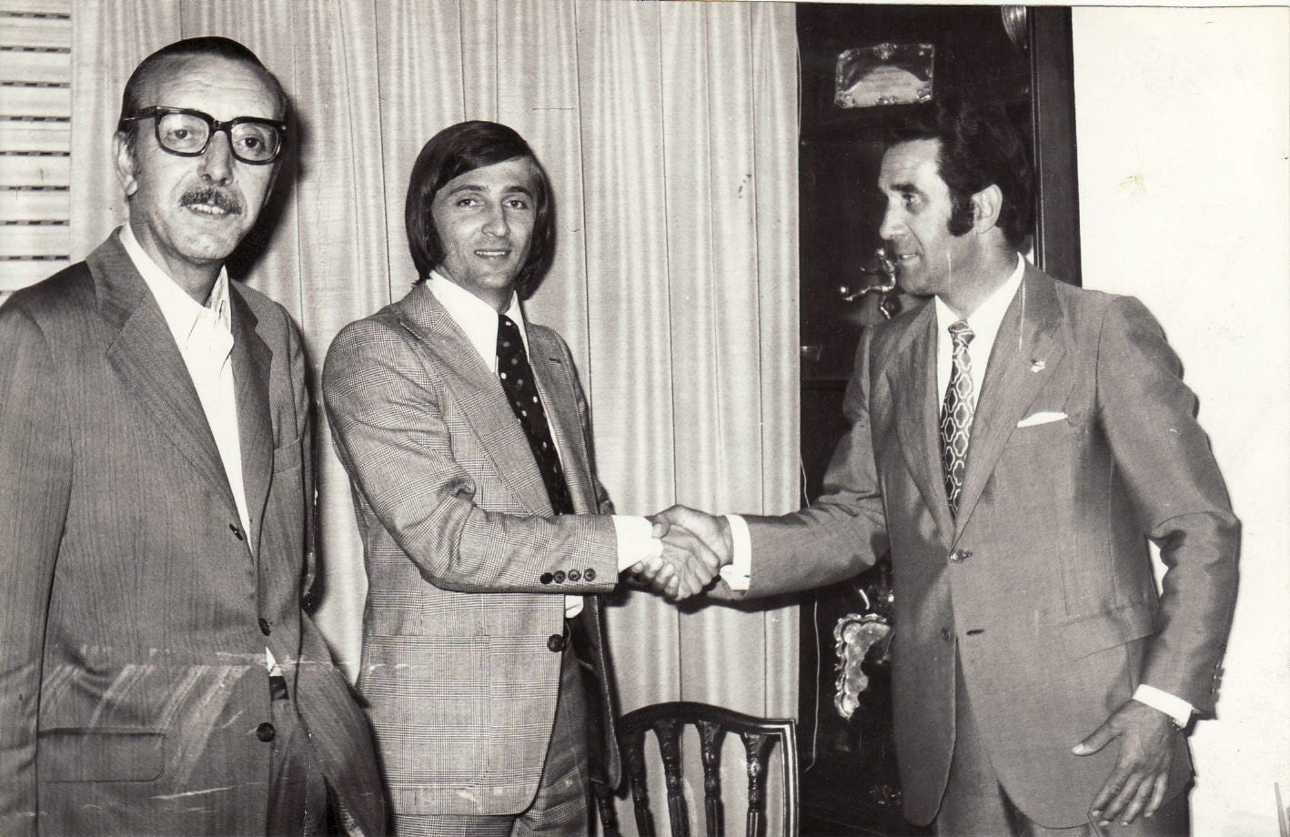 Thomas Parits, estrecha la mano del presidente Cándido Gómez, tras firmar su contrato como jugador del Granada CF. Mayo de 1974