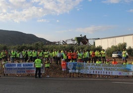 Concentrados con las pancartas reivindicativas en la glorieta de acceso a Arquillos.