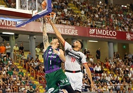 Amine Noua (d) intenta taponar una bandeja de Dylan Osetkowski.