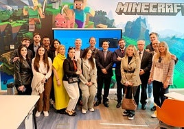 Alumnos y profesores de la pasada edición del máster en una visita a Microsoft