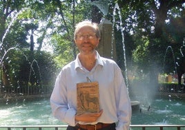 El escritor Ángel Olgoso, junto a la Biblioteca del Salón