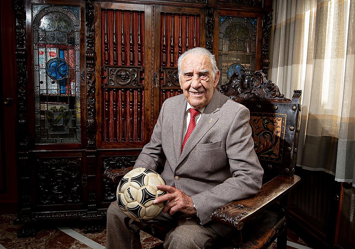 Candi, en el despacho de su casa en Granada, en 2021