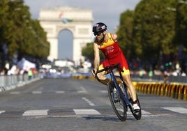 Diego Lardón, durante la prueba de bicicleta en los Juegos Paralímpicos de París 2024.