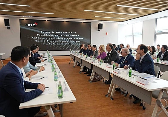 Visita del presidente de la Junta de Andalucía a las instalaciones de HRC en Suzhou (China).