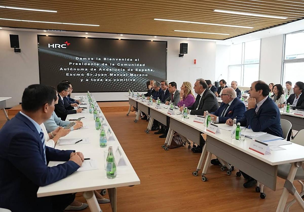 Visita del presidente de la Junta de Andalucía a las instalaciones de HRC en Suzhou (China).