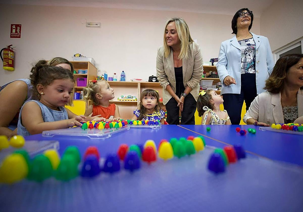 La alcaldesa de Granada, Marifrán Carazo, y la delegada de Desarrollo Educativo, María José Martín, en la escuela infantil Cristo de la Yedra.