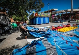 Preparativos de una feria del Zaidín pasada junto a Los Cármenes.