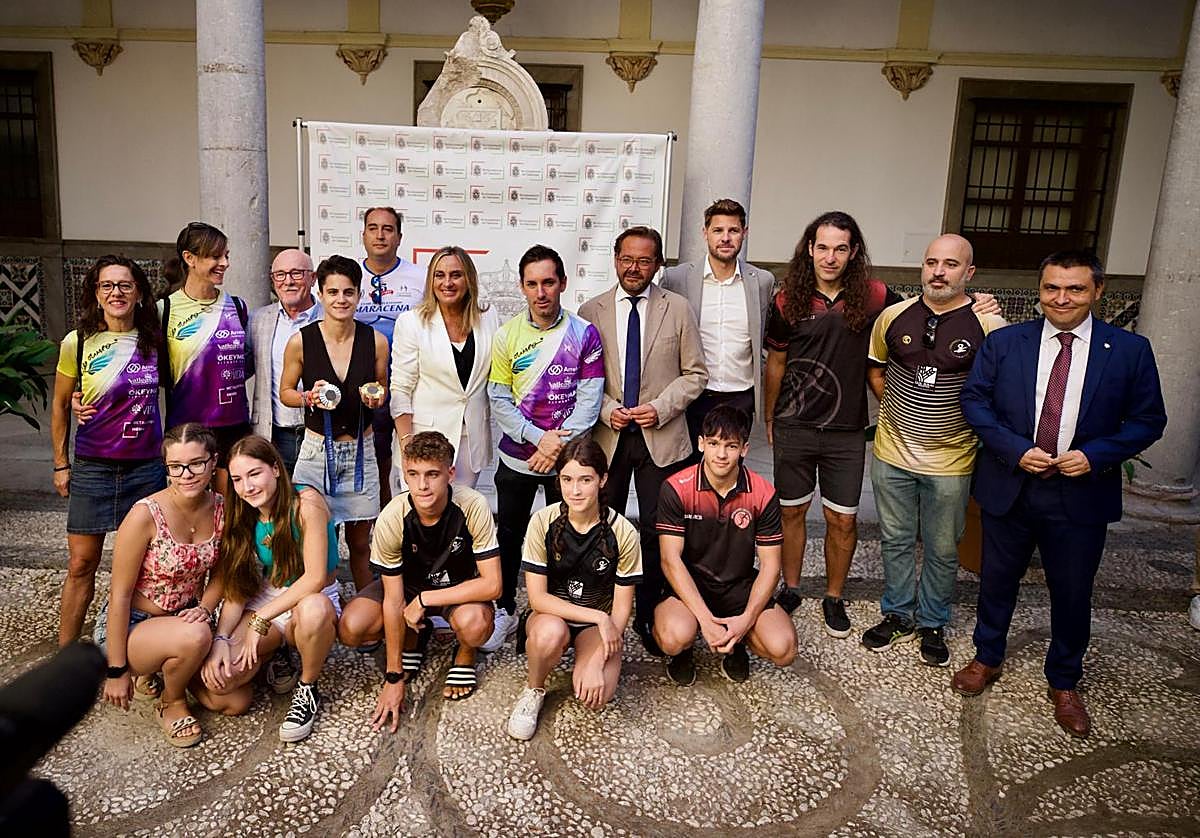 Imagen principal - María Pérez en el Ayuntamiento de Granada.