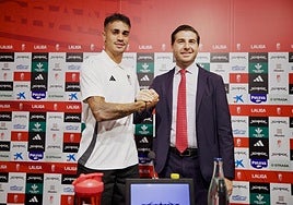 Reinier Jesus, presentado como nuevo futbolista del Granada junto a Matteo Tognozzi.