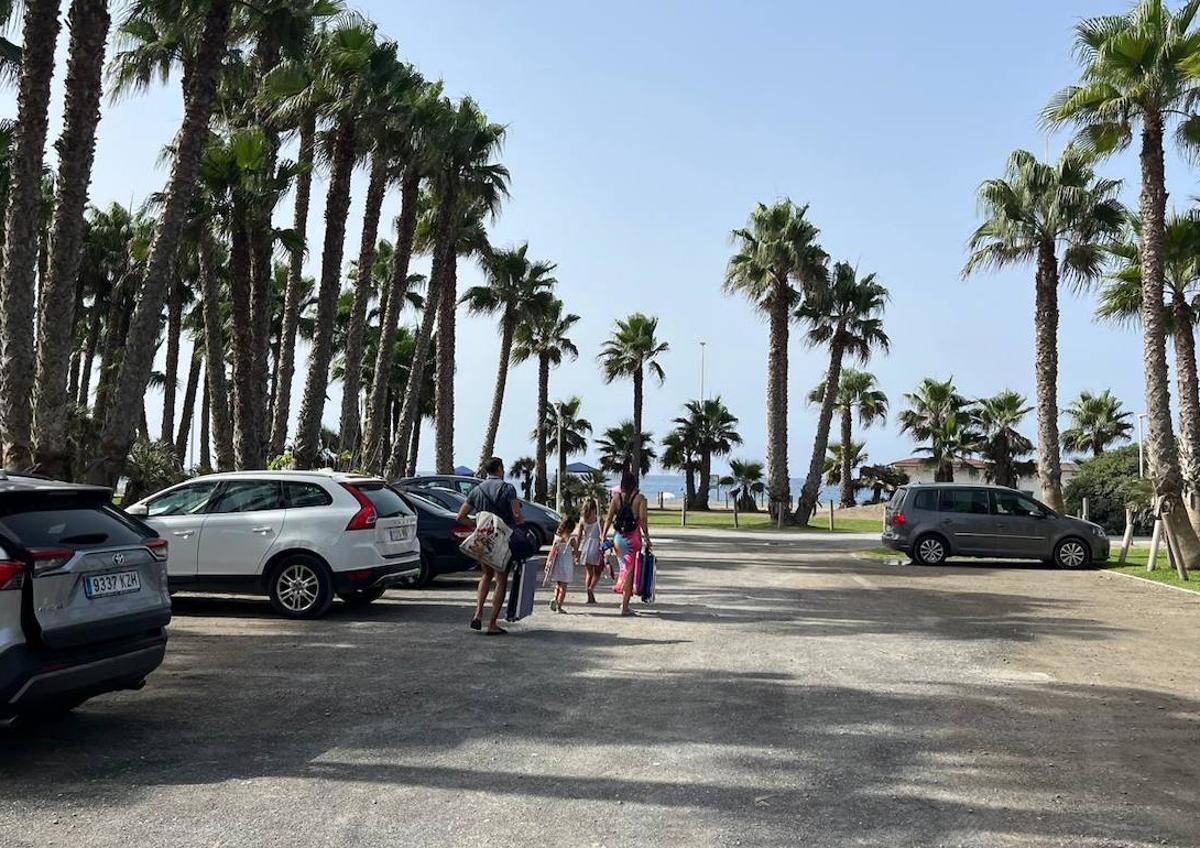 Imagen secundaria 1 - Distintas vistas de la zona de aparcamiento que se convertirá en un gran parque. 