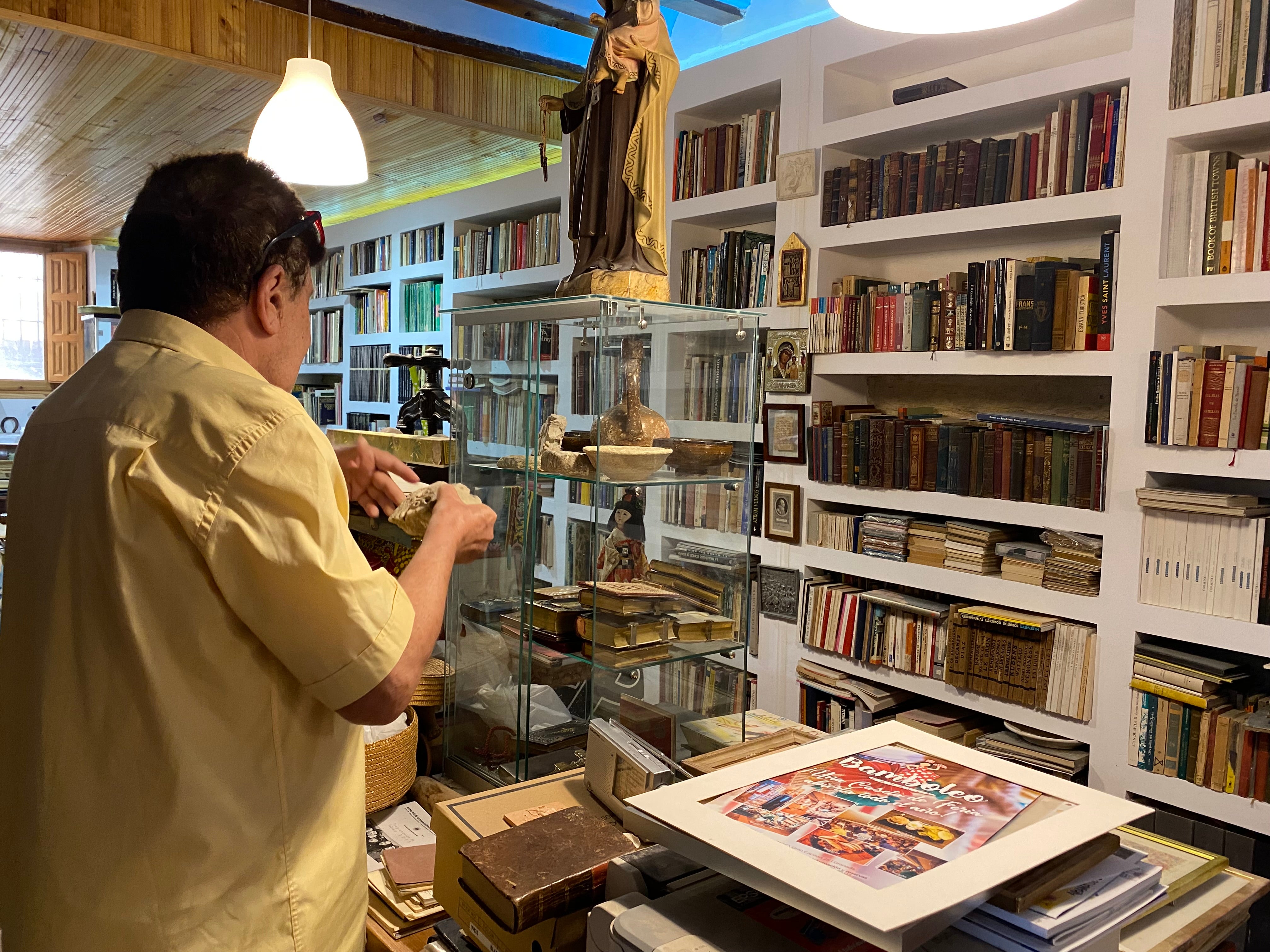 Juan Larios, en una de las estancias de la casa que tiene en Alhama.