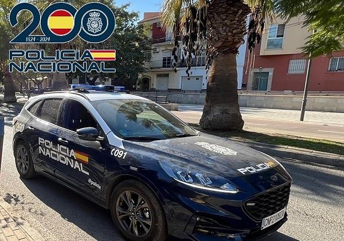 Detienen a tres personas por llevar 1,4 kilos de marihuana en el coche.