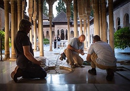 Operarios trabajando ayer por la mañana en la reparación de la fuga en el Patio de los Leones de la Alhambra.