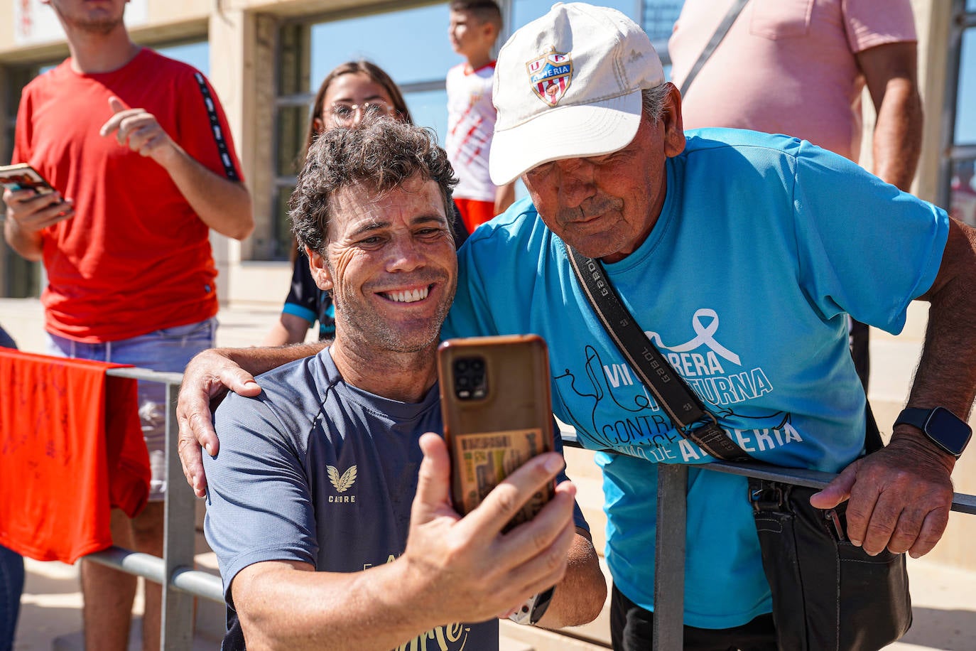 El Almería deja que los niños... y los mayores se acerquen