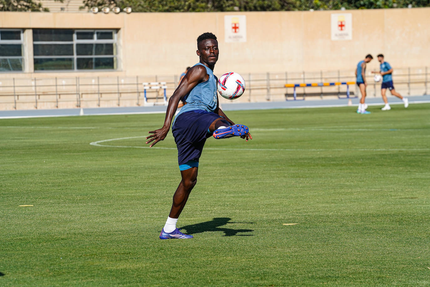El Almería deja que los niños... y los mayores se acerquen