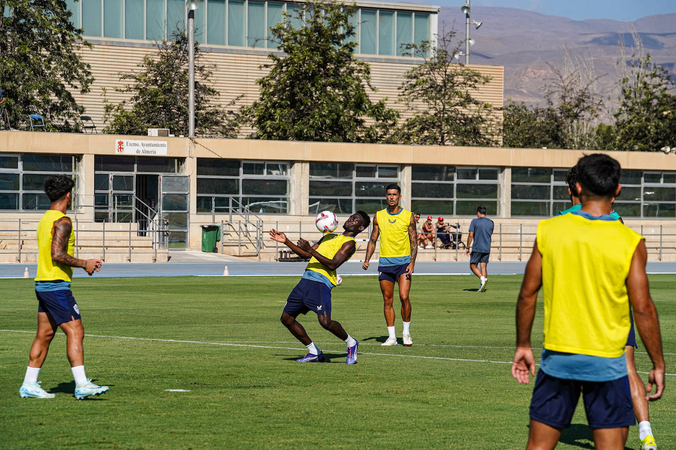 El Almería deja que los niños... y los mayores se acerquen