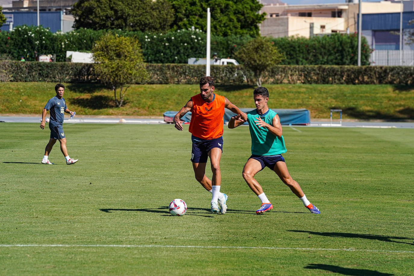 El Almería deja que los niños... y los mayores se acerquen