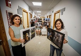 Las profesionales de Salud Mental del Virgen de las Nieves y las pacientes adolescentes presumen del resultado.