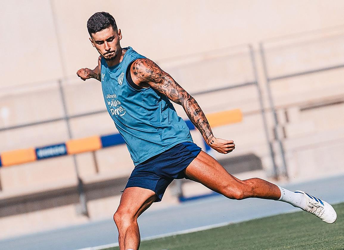 Chumi durante un entrenamiento de la UDAlmería.