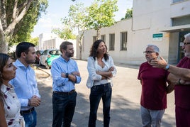 Loles López, en su visita al Centro Municipal de Acogida de Almería.