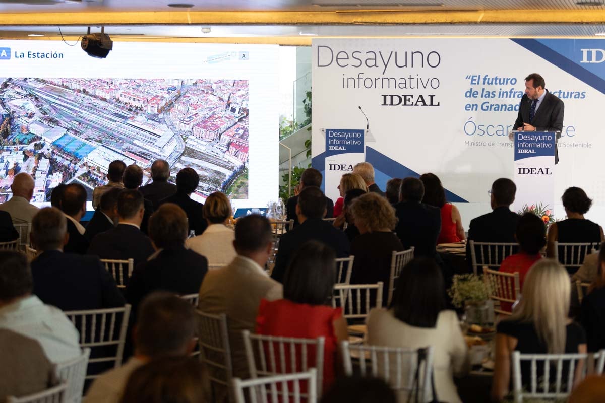 Las imágenes del desayuno informativo de IDEAL con Óscar Puente