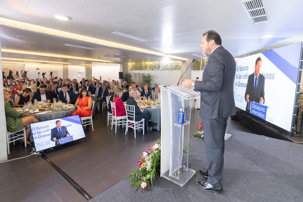 Las imágenes del desayuno informativo de IDEAL con Óscar Puente