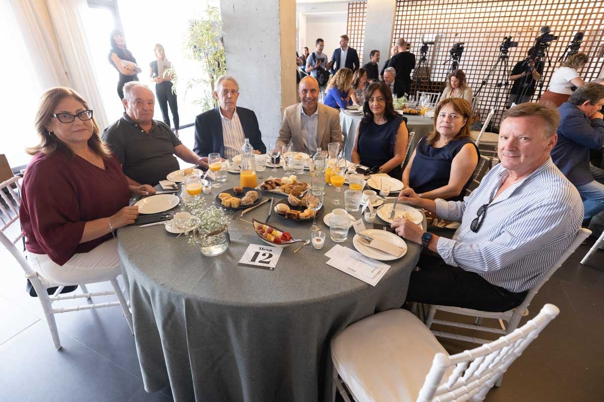 Las imágenes del desayuno informativo de IDEAL con Óscar Puente