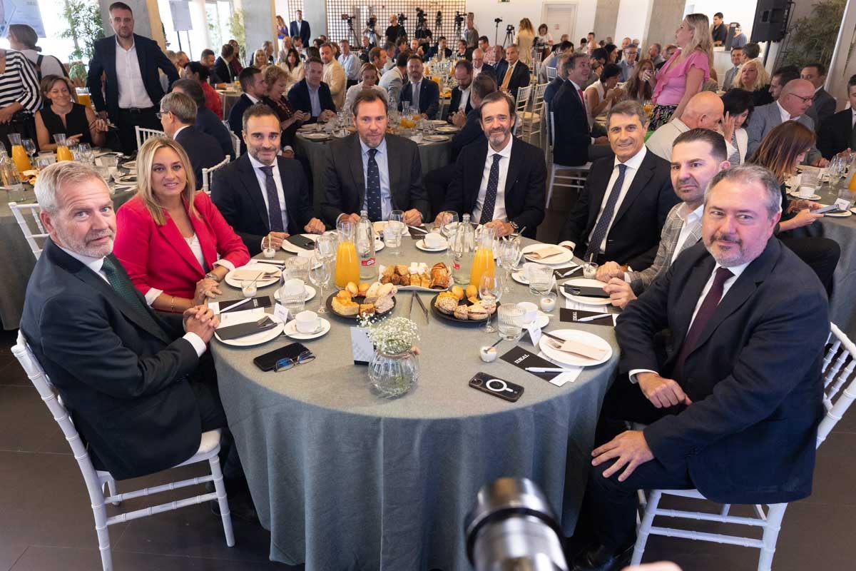 Las imágenes del desayuno informativo de IDEAL con Óscar Puente