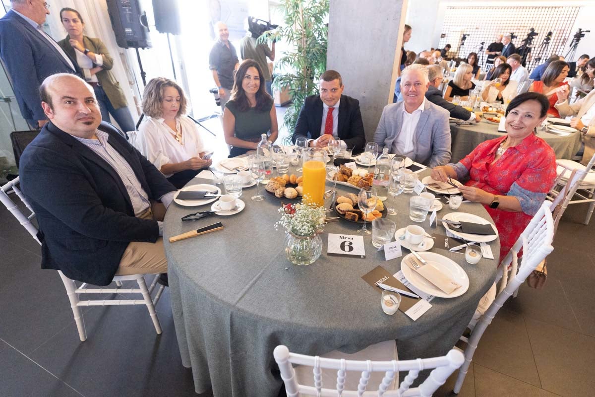 Las imágenes del desayuno informativo de IDEAL con Óscar Puente