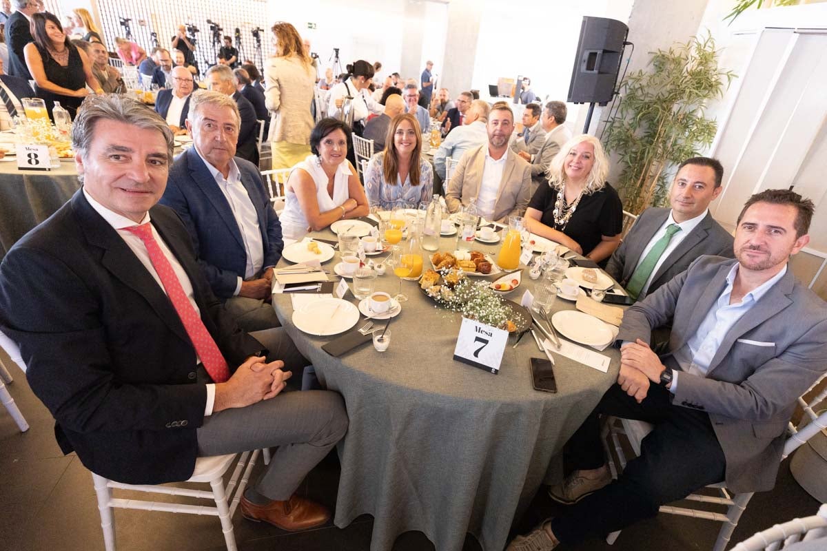 Las imágenes del desayuno informativo de IDEAL con Óscar Puente