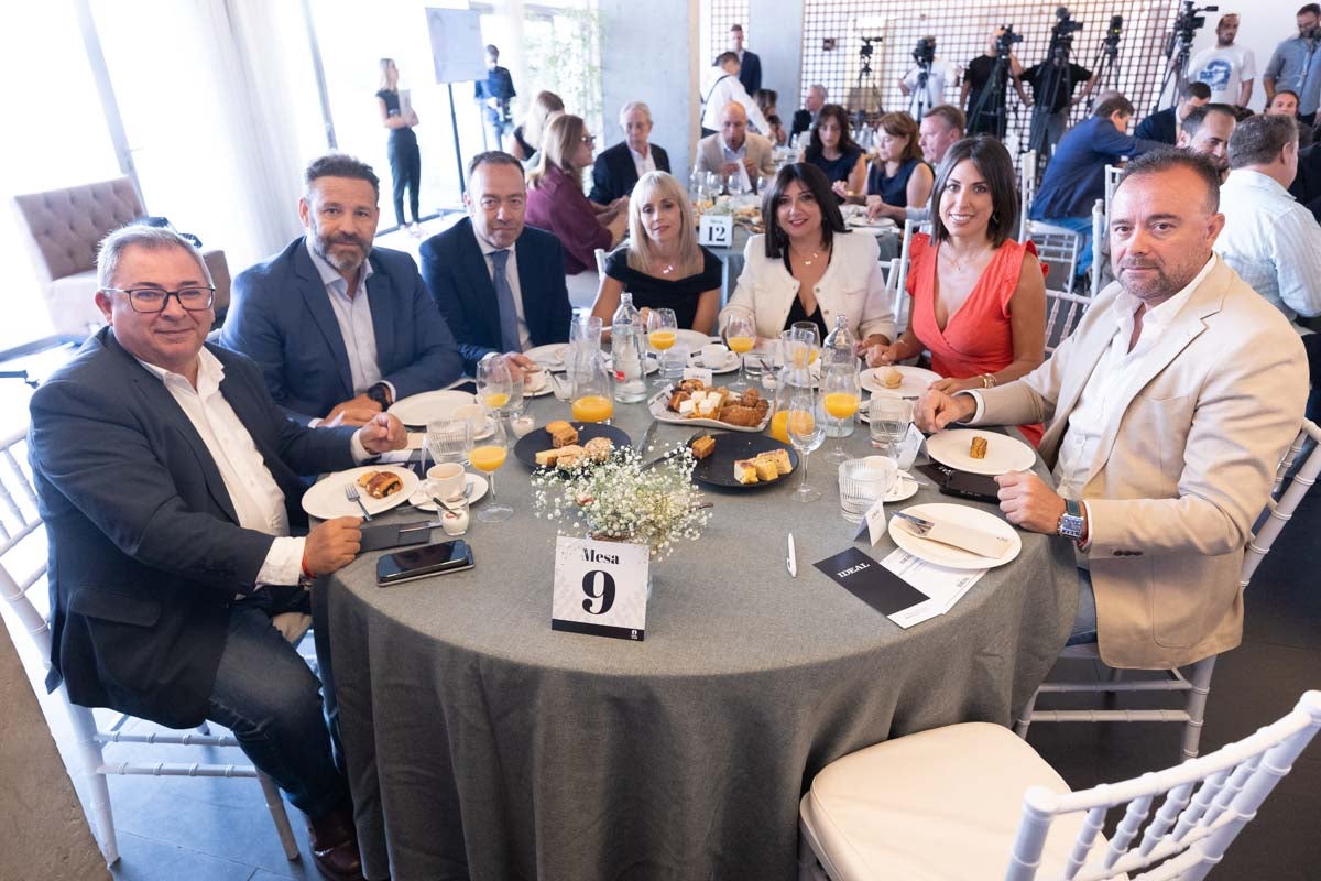 Las imágenes del desayuno informativo de IDEAL con Óscar Puente