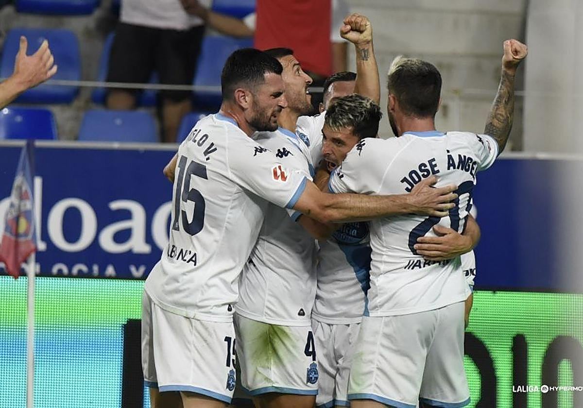 Pablo Vázquez, ex del Granada, se abraza con sus compañeros.