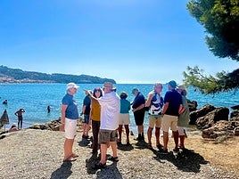 Vecinos afectados conversando sobre el asunto.
