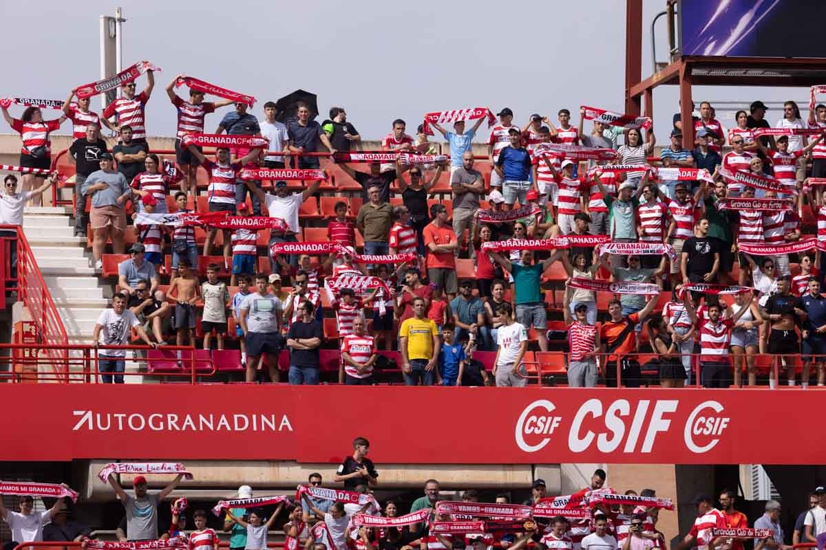 Encuéntrate en la grada de Los Cármenes en el Granada - Deportivo