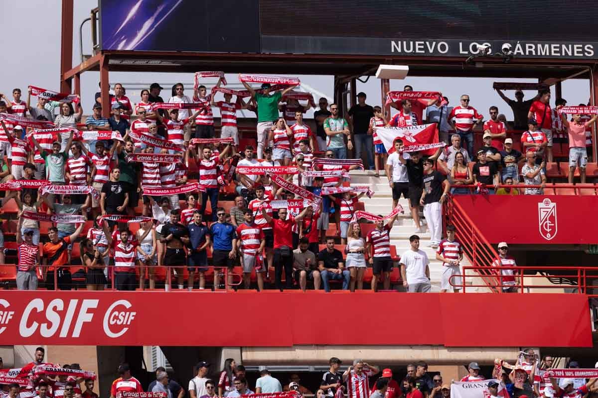 Encuéntrate en la grada de Los Cármenes en el Granada - Deportivo