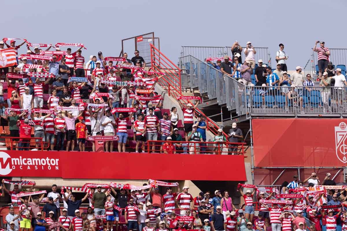 Encuéntrate en la grada de Los Cármenes en el Granada - Deportivo