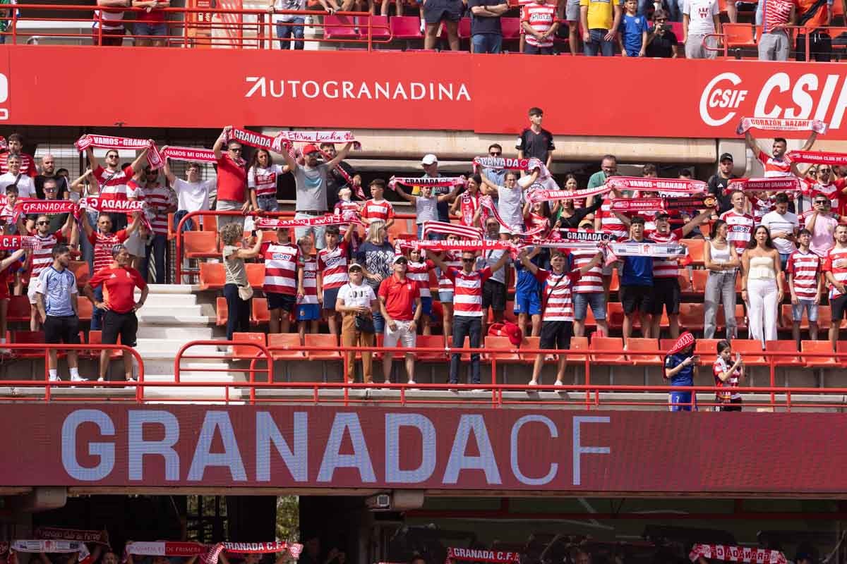 Encuéntrate en la grada de Los Cármenes en el Granada - Deportivo