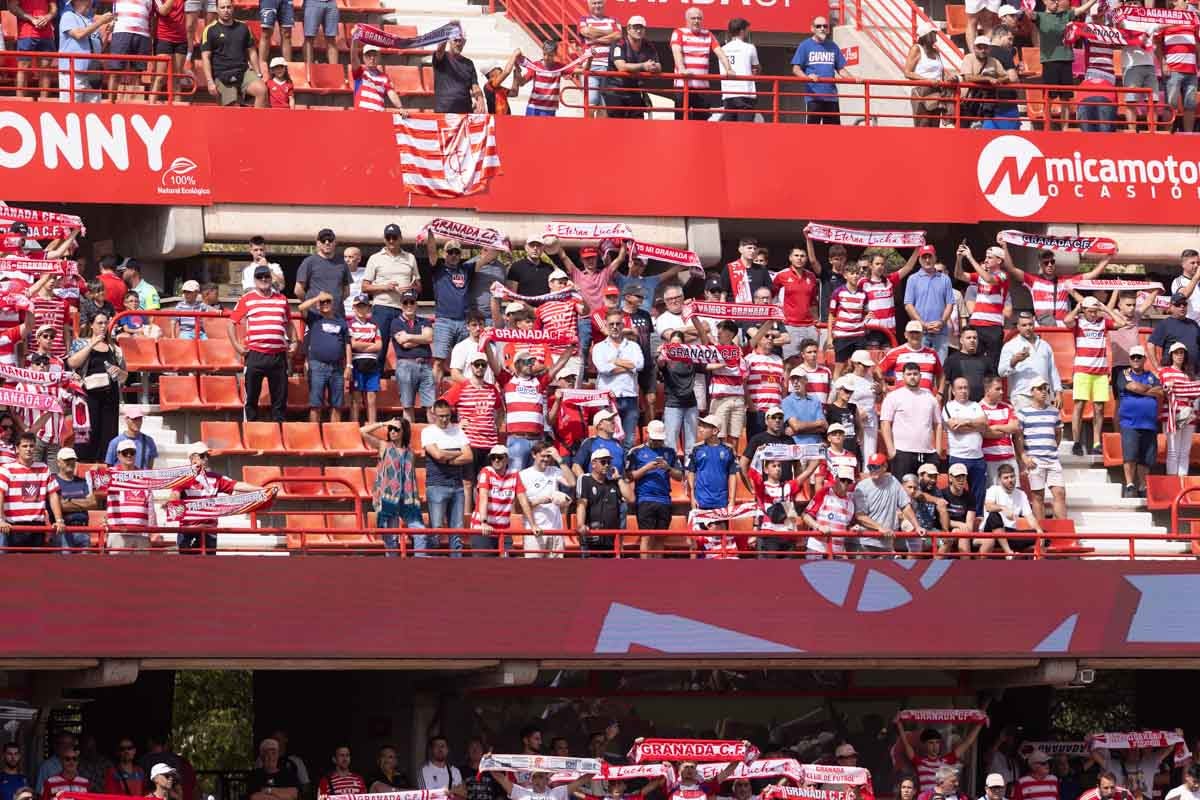 Encuéntrate en la grada de Los Cármenes en el Granada - Deportivo