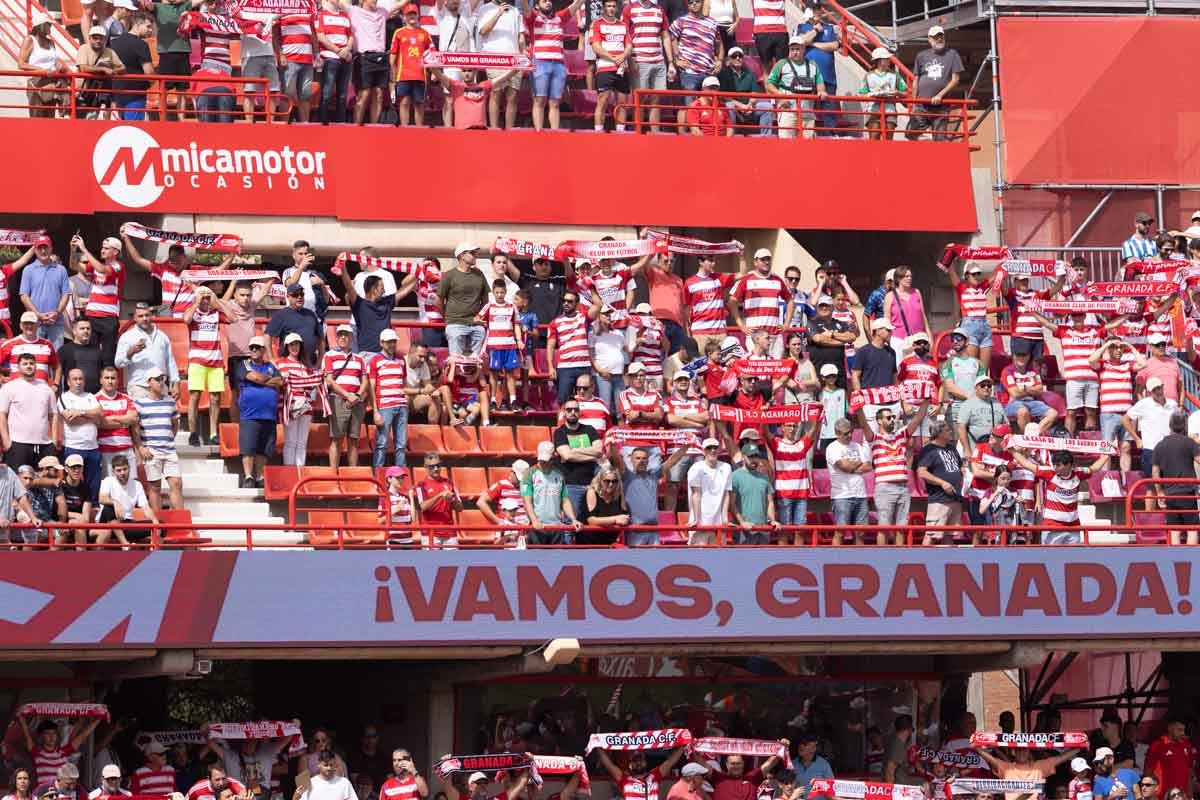 Encuéntrate en la grada de Los Cármenes en el Granada - Deportivo