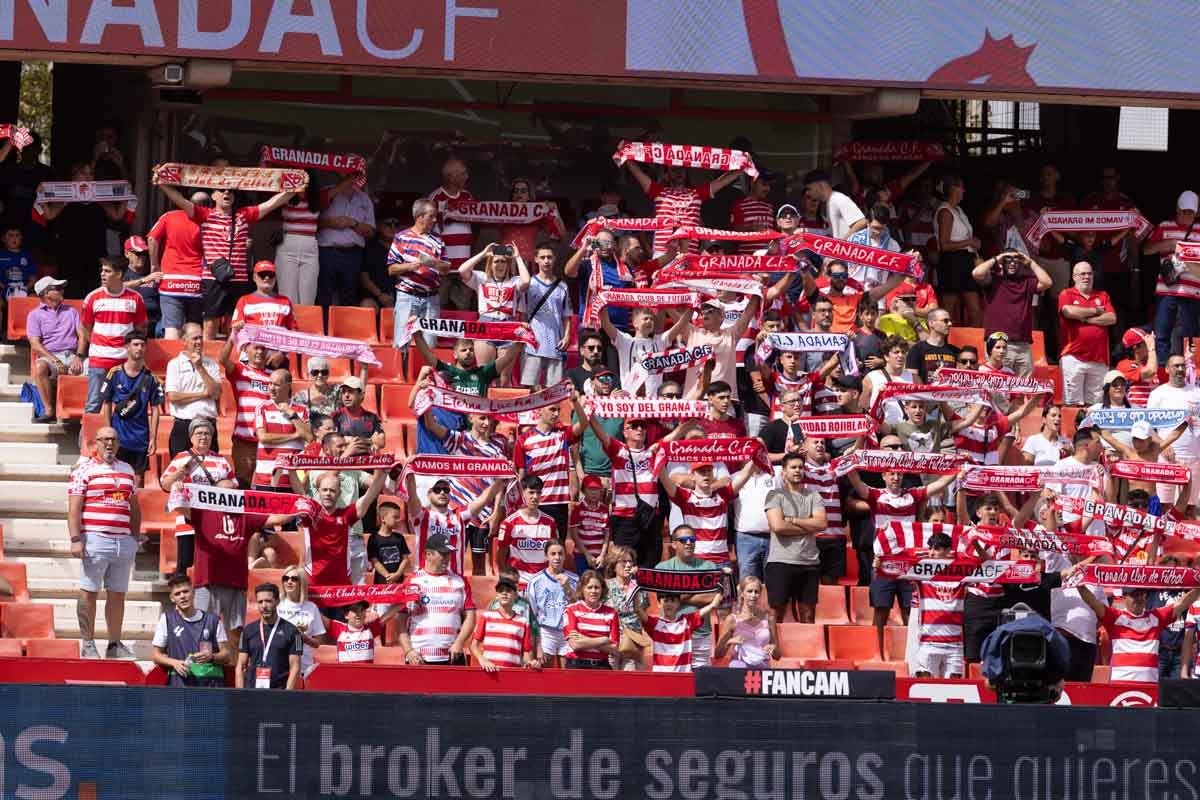 Encuéntrate en la grada de Los Cármenes en el Granada - Deportivo