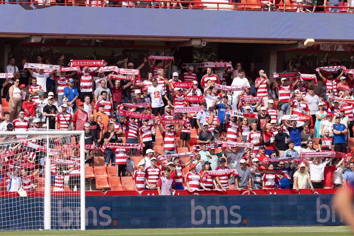 Encuéntrate en la grada de Los Cármenes en el Granada - Deportivo