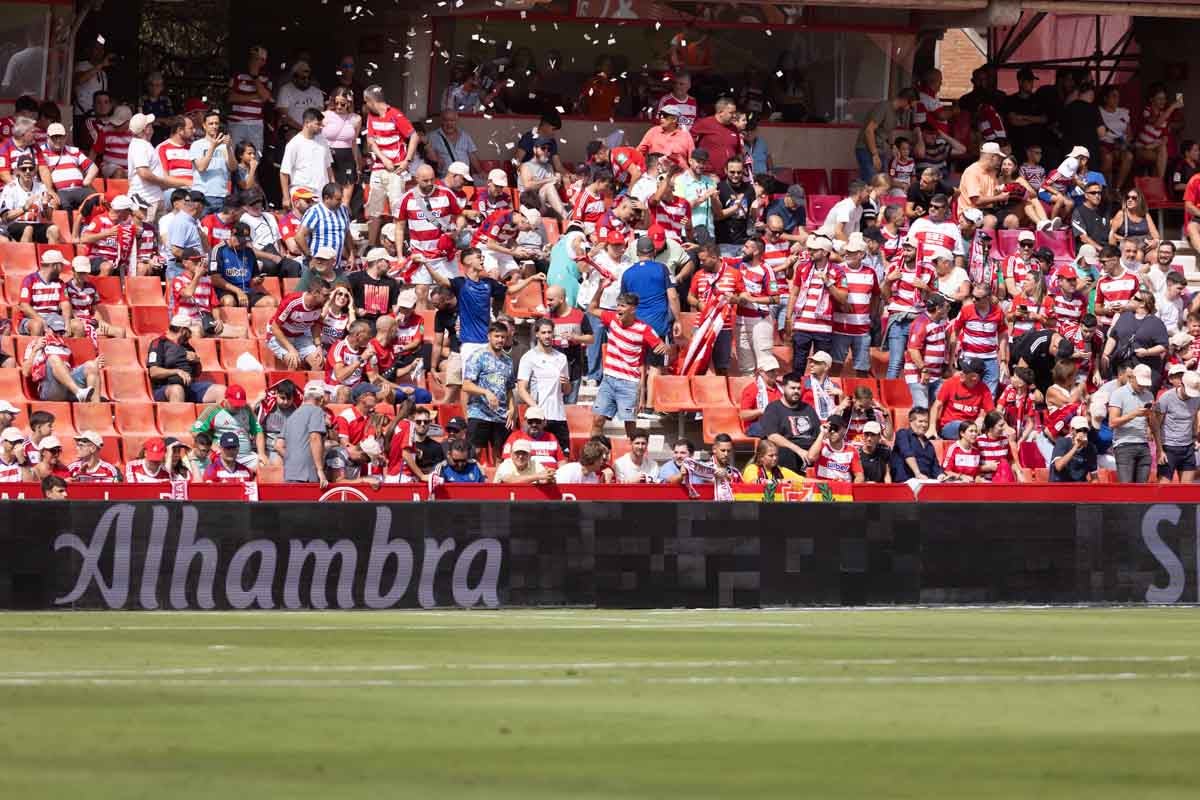 Encuéntrate en la grada de Los Cármenes en el Granada - Deportivo