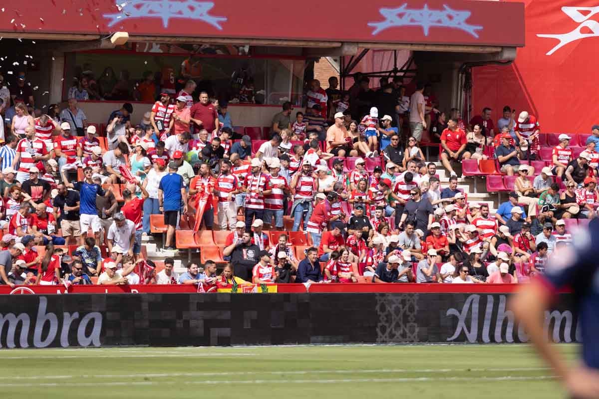 Encuéntrate en la grada de Los Cármenes en el Granada - Deportivo
