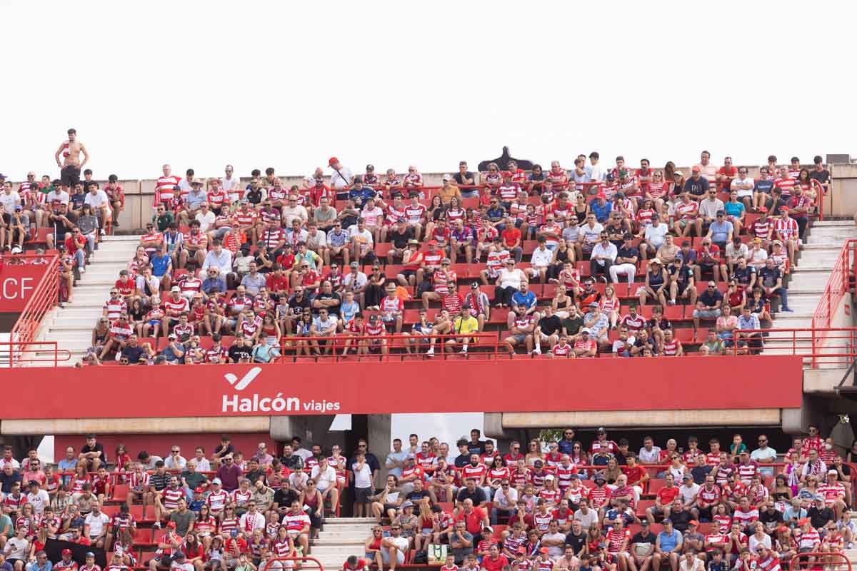 Encuéntrate en la grada de Los Cármenes en el Granada - Deportivo