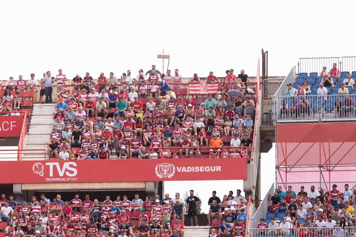 Encuéntrate en la grada de Los Cármenes en el Granada - Deportivo